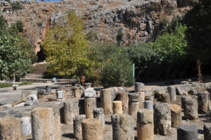 Cezareja Filipova - Ostatci hrama neto dalje od pećine