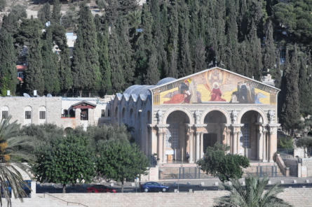 Jeruzalem - Bazilika Agonije - Pogled sprijeda - Lijevo od bazilike je Getsemanski vrt